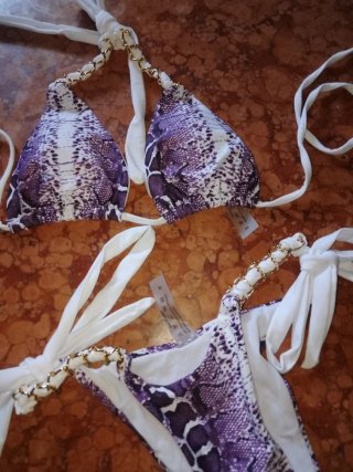 Bikini viola e verde acqua di diverse taglie,