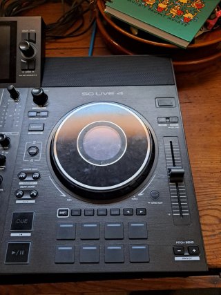 Controladora DJ Denon SC Live 4 Negra