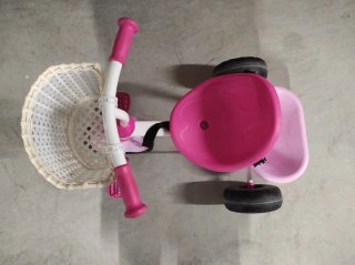Triciclo infantil rosa con cesta