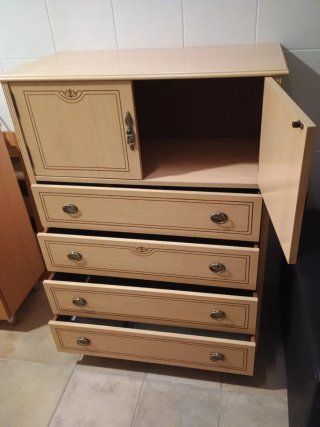 Cómoda de madera beige y dorada