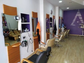 5 tocadores  peluquería y 3 sillones