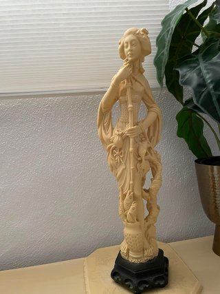 Figura Geisha con peces y base