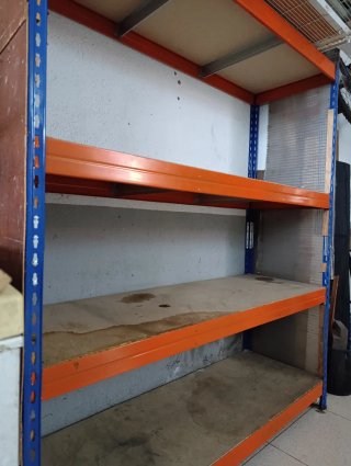 Estantería industrial metálica naranja y azul