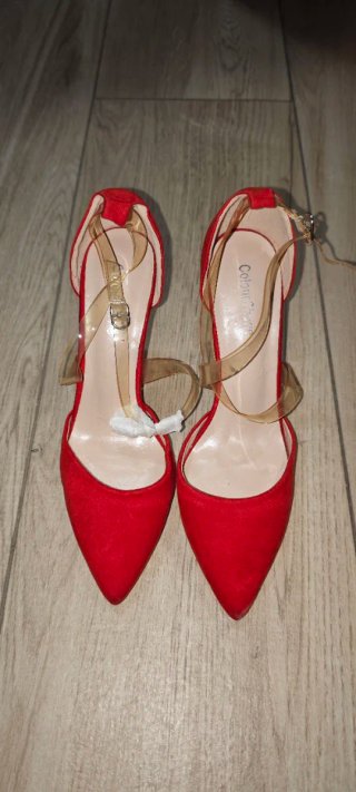Zapatos de tacón rojos con tiras transparentes