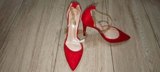 Zapatos de tacón rojos con tiras transparentes