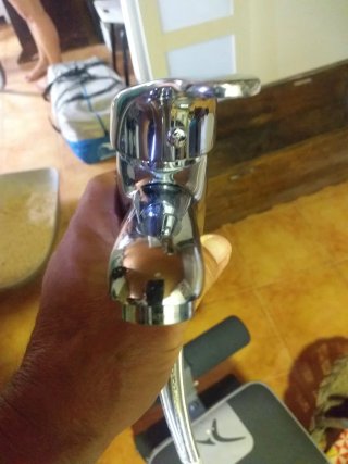 Grifo de baño metálico con flexibles
