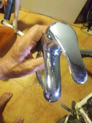 Grifo de baño metálico con flexibles