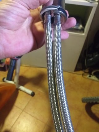 Grifo de baño metálico con flexibles