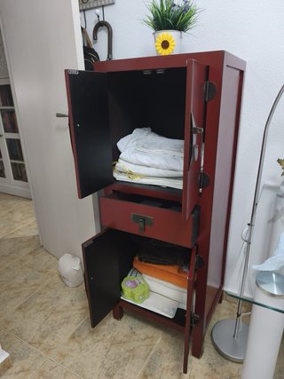 Mueble rojo con cajones y herrajes negro
