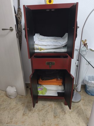 Mueble rojo con cajones y herrajes negro