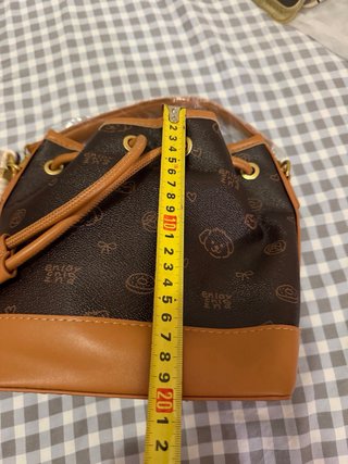Bolso Cubo Marrón con Estampados de perritos
