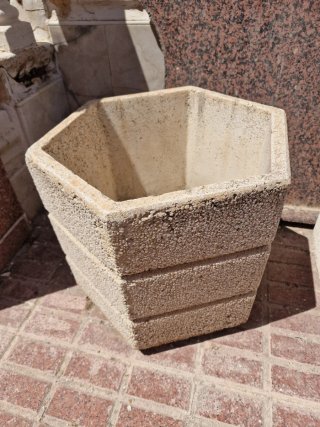 Jardinera de piedra rectangular