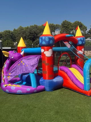 Castillo hinchable con tobogán y dragón