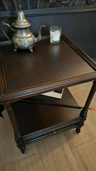 Mesa Auxiliar Restaurada con Ruedas