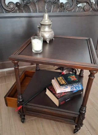 Mesa Auxiliar Restaurada con Ruedas