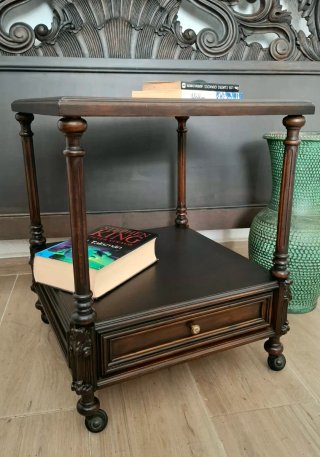 Mesa Auxiliar Restaurada con Ruedas