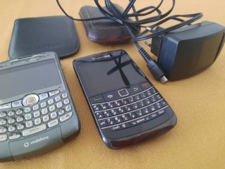 Lote de 2 Blackberry 2 fundas y cargador