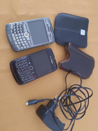 Lote de 2 Blackberry 2 fundas y cargador