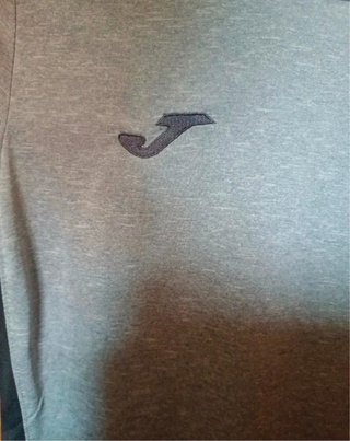 Camiseta deportiva Joma gris y negra