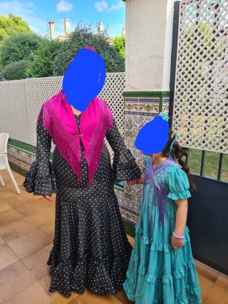 Traje de flamenca negro con detalles fucsia