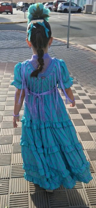 Traje de flamenca negro con detalles fucsia
