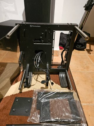 Scatola PC Thermaltake P3 TG con design aperto