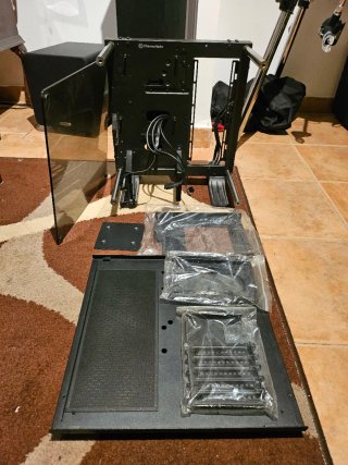 Scatola PC Thermaltake P3 TG con design aperto