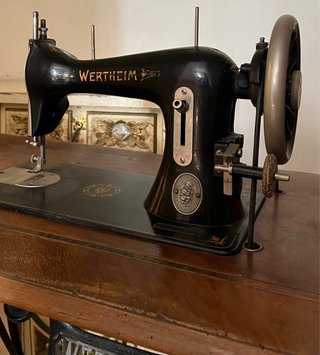 Máquina de coser Wertheim con mueble original.