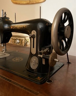 Máquina de coser Wertheim con mueble original.