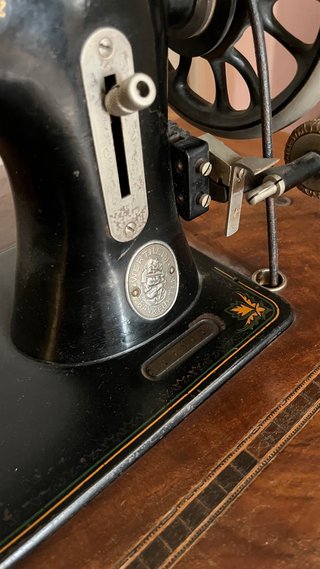 Máquina de coser Wertheim con mueble original.