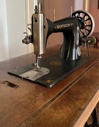 Máquina de coser Wertheim con mueble original.