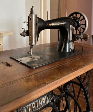 Máquina de coser Wertheim con mueble original.