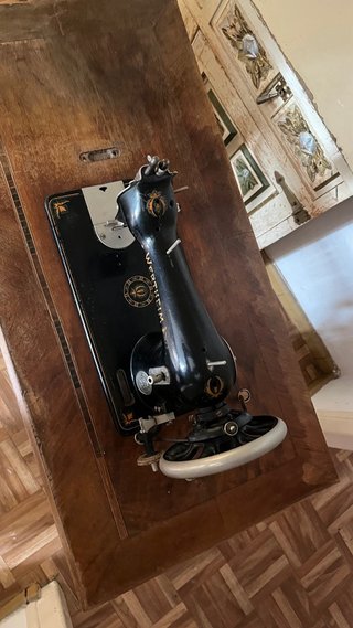Máquina de coser Wertheim con mueble original.