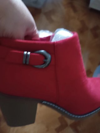 Botines rojos con hebilla