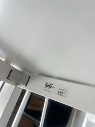 Mesa blanca con 2 sillas