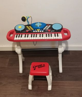 Piano infantil con micrófono y taburete