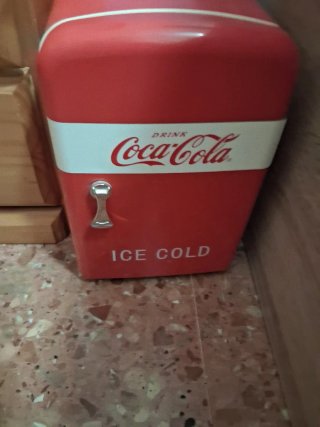 Nevera pequeña roja