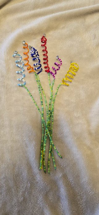 Flores de Missangas e Arame Coloridas