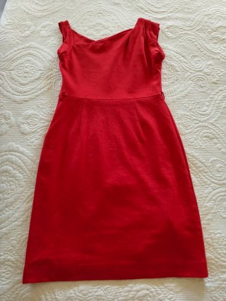 Vestido rojo ceñido elegante
