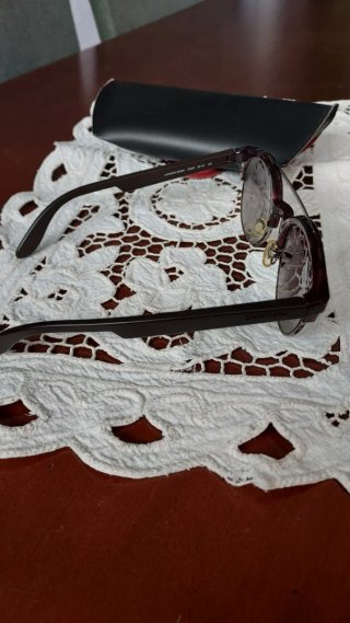 Gafas de sol moradas y grises