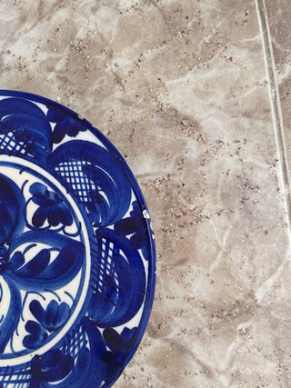 Piatti decorativi blu e bianchi