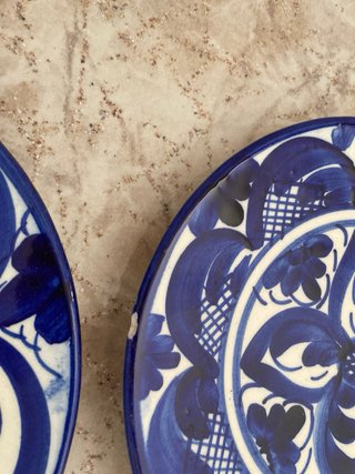 Piatti decorativi blu e bianchi