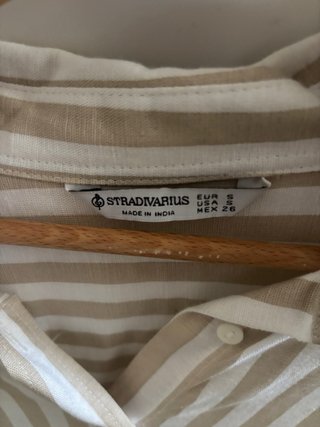 Camisa Stradivarius rayas beige y blanco