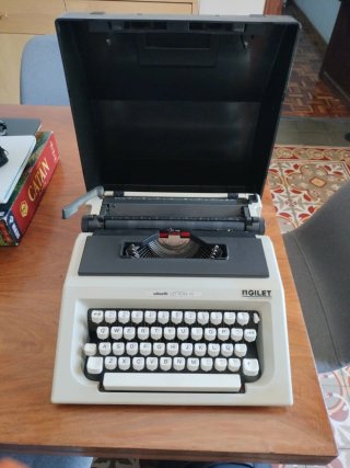 Máquina de escribir Olivetti Lettera 40
