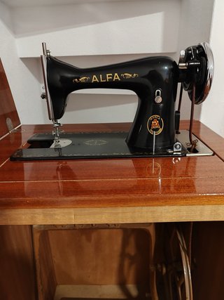 Máquina de coser Alfa con mueble