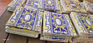 Azulejos antiguos decorados azul y amarillo