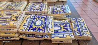 Azulejos antiguos decorados azul y amarillo