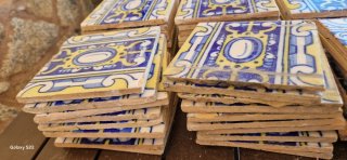 Azulejos antiguos decorados azul y amarillo