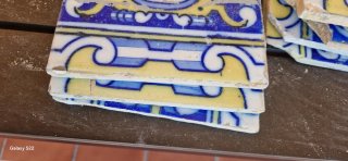 Azulejos antiguos decorados azul y amarillo