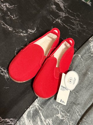 Zapatillas rojas Merkal talla 24, con etiqueta